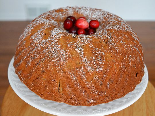 Korzenna babka z jabłkiem i orzechami