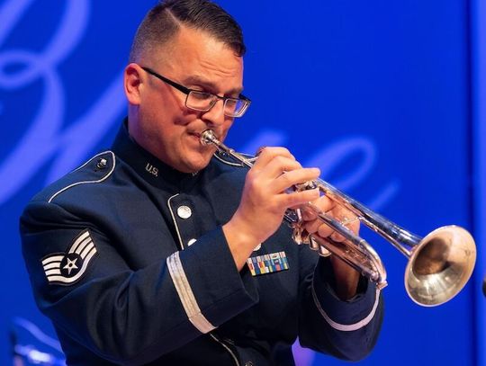 Kraków. Amerykański żołnierz z orkiestry dętej zagrał hejnał mariacki