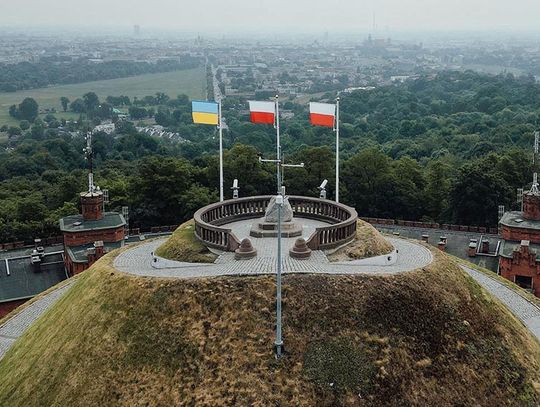 Kraków. Flaga ukraińska ponownie, obok flagi polskiej, na kopcu Kościuszki