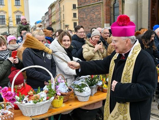 Kraków. Święcenie wielkanocnych koszyczków na Rynku Głównym