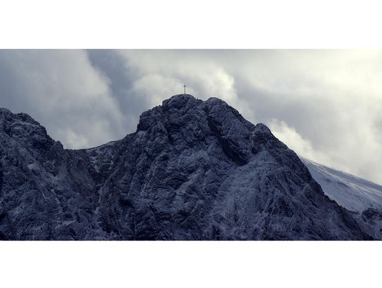 Krzyż na Giewoncie bez oświetlenia w rocznicę śmierci Jana Pawła II; trudne warunki