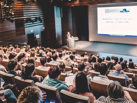 Kuszą pieniędzmi na studia, a wyłudzają opłaty