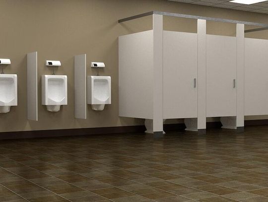 Liceum na zachodnich przedmieściach usunęło drzwi wejściowe do toalet