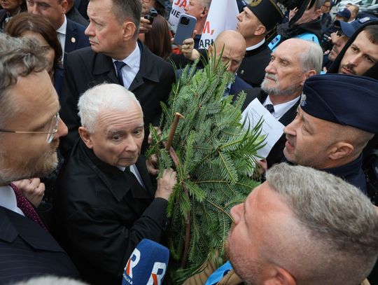 Lider PiS nie mógł złożyć wieńca przed pomnikiem prezydenta Lecha Kaczyńskiego