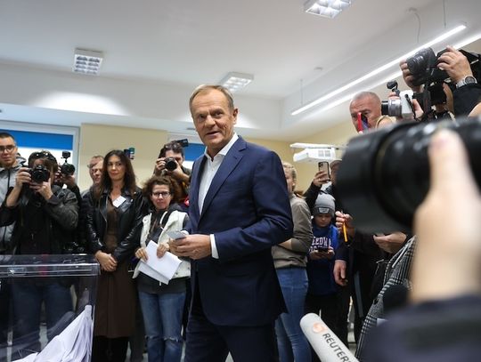 Lider PO Donald Tusk oddał głos w lokalu wyborczym w Warszawie