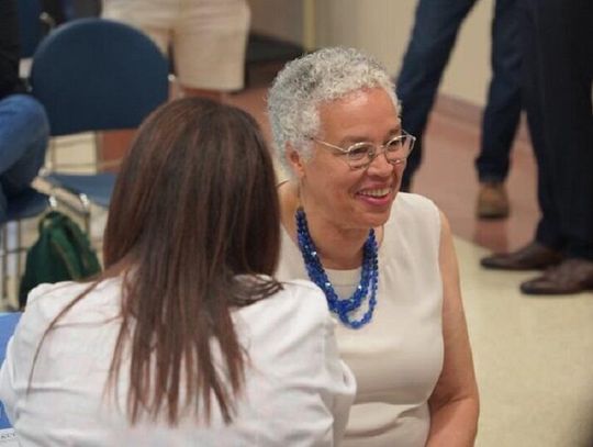 Prezes Rady Powiatu Cook przyjmuje szczepionki fot. Toni Preckwinkle/X