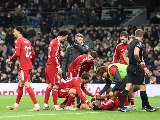 Liga angielska - Isak wyłączony z gry na minimum dwa miesiące