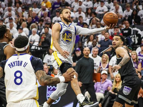 Liga NBA - broniący tytułu Warriors awansowali do drugiej rundy