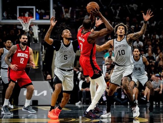 Liga NBA - dwa punkty Sochana, szóste zwycięstwo Spurs