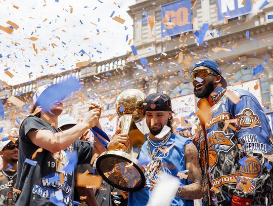 Liga NBA - koszykarze Knicks otrzymali klucze do miasta, przeszła parada