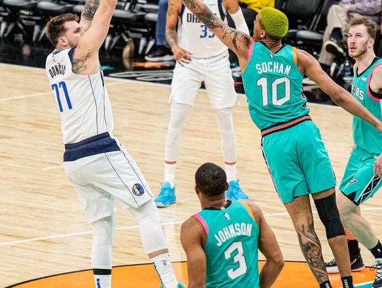 Liga NBA - Sochan zdobył 20 punktów, a Doncic 51 i Spurs przegrali z Mavericks