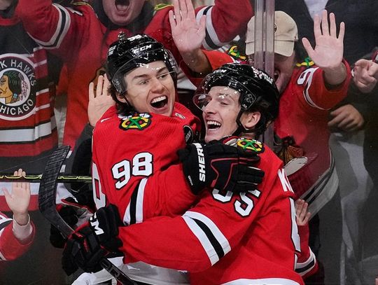 Liga NHL - hat-trick Jasona Dickinsona, wygrana Blackhawks