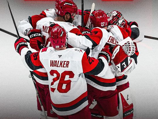 Liga NHL - Hurricanes bliżej wielkiego finału