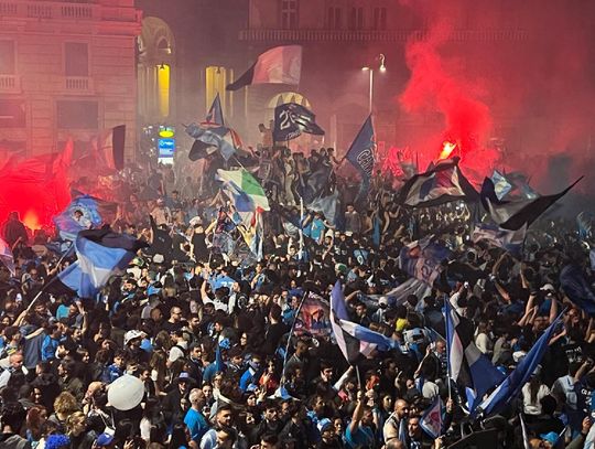 Liga włoska - jedna osoba zginęła, sześć zostało rannych w Neapolu, gdzie świętowano tytuł mistrza kraju