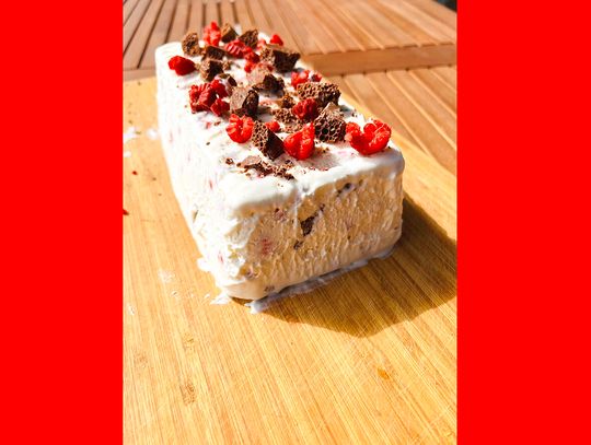 Lody śmietankowe z czekoladą i malinami