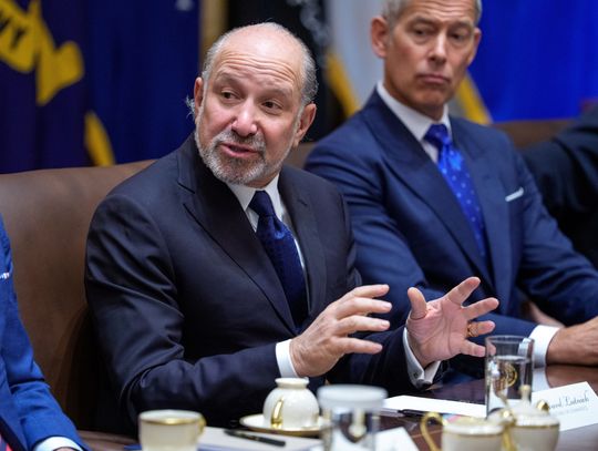 Lutnick przyznał, że odwiedził wyspę Epsteina, lecz twierdził, że nie utrzymywał z nim relacji