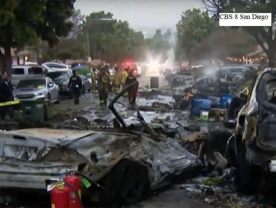 Mały samolot rozbił się o domy w San Diego, są ofiary śmiertelne katastrofy (WIDEO)