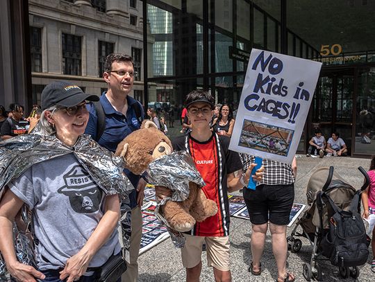 Manifestanci solidarni z imigrantami na Daley Plaza