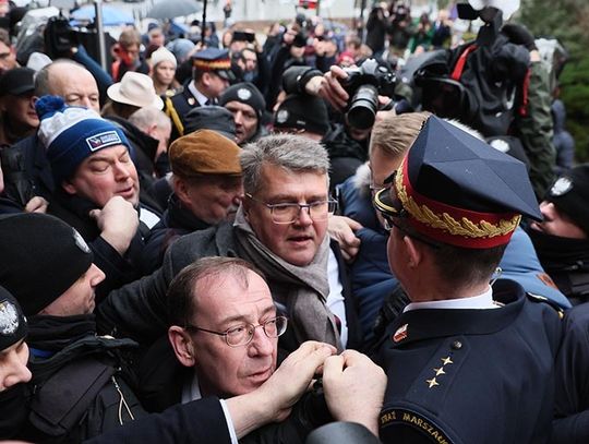 Marszałek Hołownia: precyzyjnie analizujemy nagrania z kamer z incydentu przed Sejmem