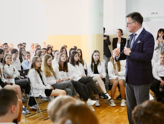 Marszałek Sejmu do młodzieży: flaga to coś, co łączy Polaków