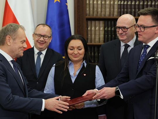 Marszałek Sejmu wręczył Donaldowi Tuskowi uchwałę ws. wyboru na urząd prezesa Rady Ministrów oraz uchwałę ws. wyboru Rady Ministrów