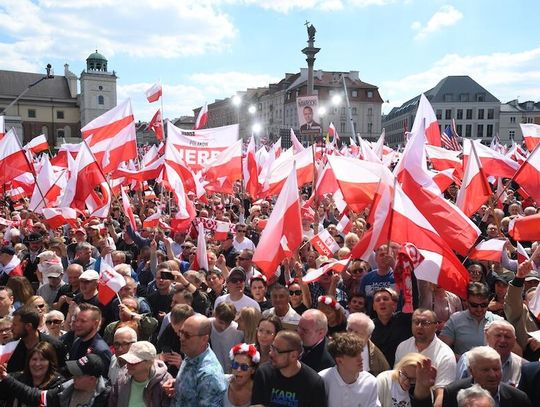Marsze Trzaskowskiego i Nawrockiego. Policja: zgromadzenia przebiegły bezpiecznie