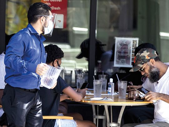 Maski obowiązkowe w restauracjach również w trakcie zamawiania posiłku