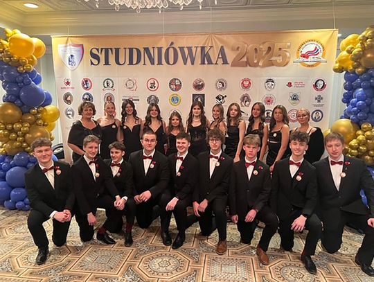 Maturzyści ze szkoły Brzechwy na studniówce