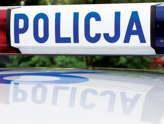 Mazowieckie. Policjanci, którzy wioząc nastolatki rozbili się radiowozem na drzewie, nie zostali zwieszeni