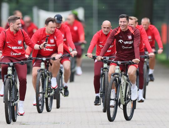 ME 2024 - piłkarze dotarli na trening rowerami, Lewandowski ćwiczył z drużyną