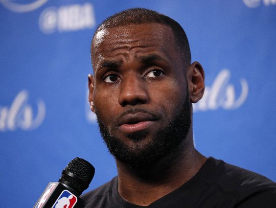 Media: LeBron James montuje skład gwiazd