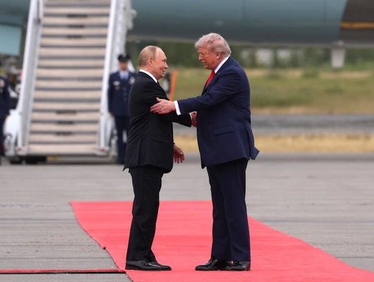 Media o powitaniu prezydentów na Alasce: właśnie o taki obrazek chodziło Putinowi (WIDEO)