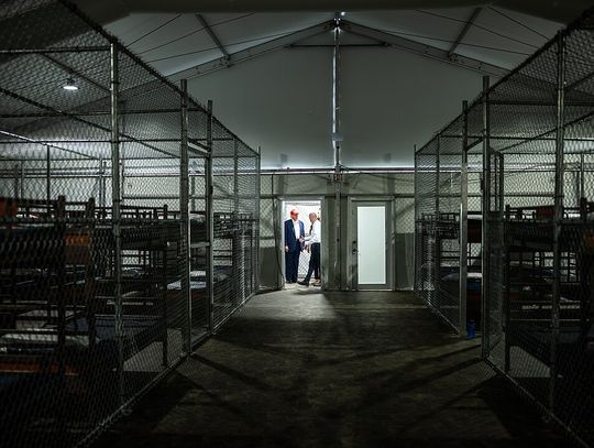 Media: osadzeni w ośrodkach detencyjnych dla imigrantów skarżą się na złe warunki i braki jedzenia
