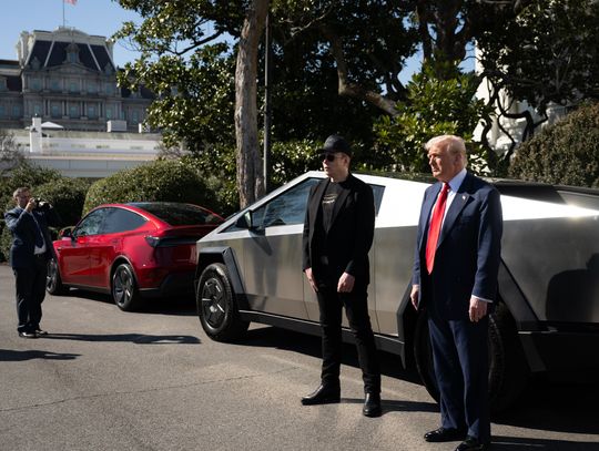 Media: Trump rozważa sprzedaż lub oddanie tesli, którą kupił od Muska