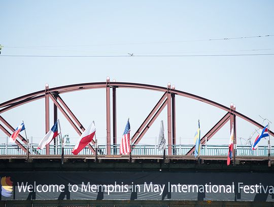 Memphis w maju ma kolor biało-czerwony