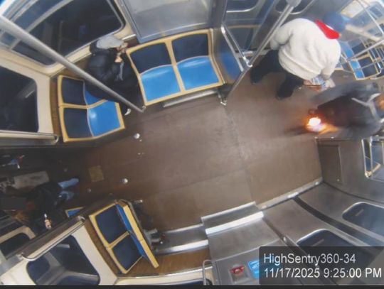 Mężczyzna oskarżony o terroryzm po podpaleniu kobiety w pociągu CTA, możliwy związek z pożarem City Hall