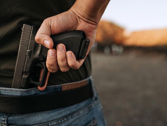 Mężczyzna z pozwoleniem na broń zastrzelił rabusia, ranił drugiego