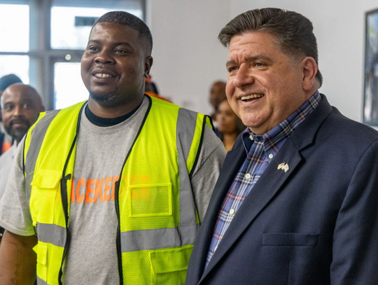 Mężczyzna ze zdjęcia z gubernatorem oskarżony o morderstwo po napadzie na luksusowy sklep w centrum Chicago