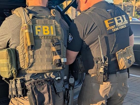 Mieszkaniec Downers Grove aresztowany za nawoływanie do przemocy wobec agentów ICE i prezydenta