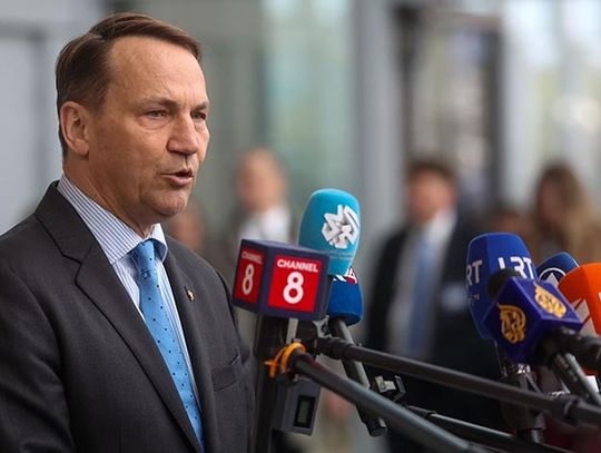 Minister Sikorski: słowa nie powtrzymają Putina, trzeba wydawać pieniądze