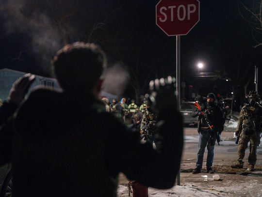 Minneapolis: funkcjonariusz federalny postrzelił w nogę mężczyznę (ZDJĘCIA | WIDEO)