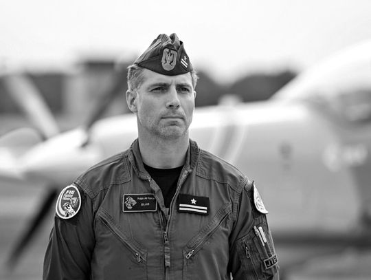 Mjr Maciej „Slab” Krakowian – jeden z najbardziej utytułowanych polskich pilotów F-16, lider Tiger Demo Team