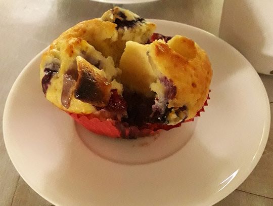 Muffinki z borówkami, skórką z cytryny i białą czekoladą