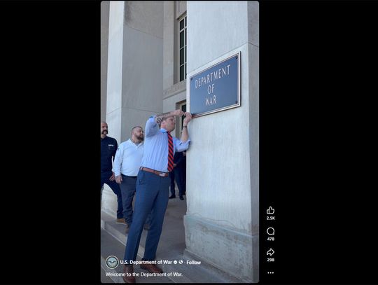 Na budynku Pentagonu zawisły tablice z napisem „Departament Wojny”