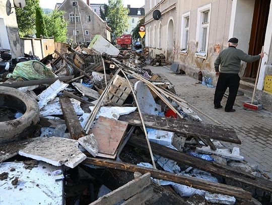 Na Opolszczyźnie trwa sprzątanie po powodzi; największym problemem ilość śmieci