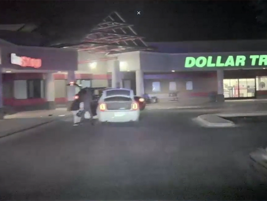 Nagranie z nocnego napadu na GameStop w Irving Park – padły strzały, ranny policjant (WIDEO)