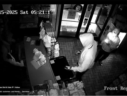 Napad na włoskie delikatesy w Edison Park – właściciel zaskoczony przez złodziei z bronią (WIDEO)