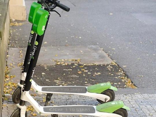Napastnik na hulajnodze elektrycznej obmacuje kobiety