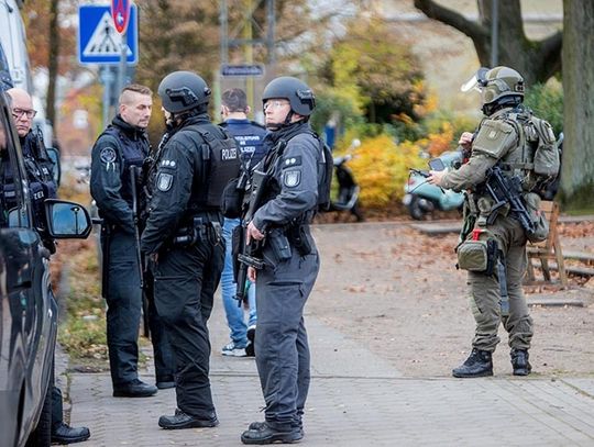 Niemcy. Operacja policyjna w jednej z dzielnic Hamburga, gdzie w szkole nauczycielce grożono bronią palną