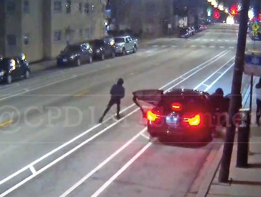 Nikt nie pomógł kobiecie obrabowanej w Jefferson Park – nagranie z chicagowskiej ulicy trafiło do sieci (WIDEO)